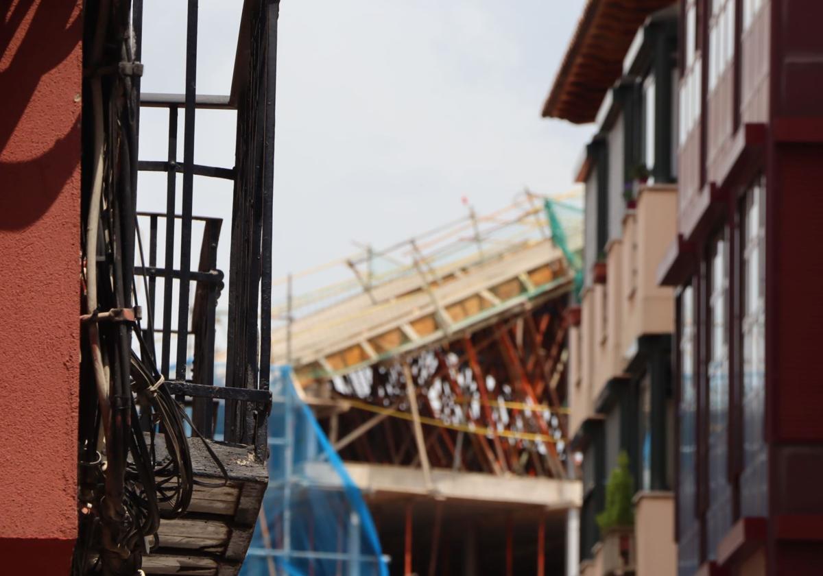 Imagen de unas obras al fondo de la calle.