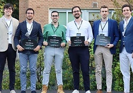 Álvaro Sánchez, segundo por la derecha, en el acto de entrega de diplomas de 'Nova 11'