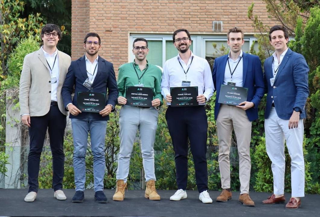 Álvaro Sánchez, segundo por la derecha, en el acto de entrega de diplomas de 'Nova 11'