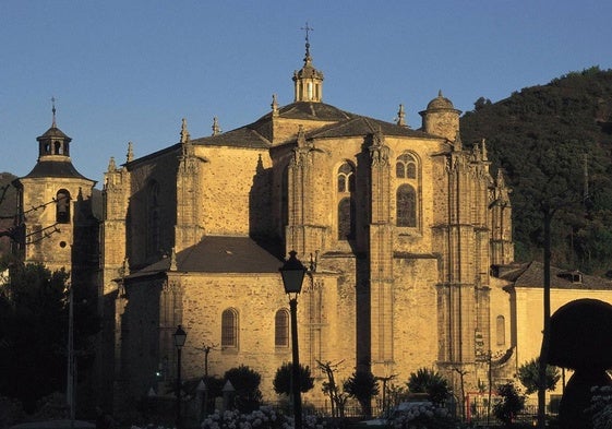 La Colegiata de Santa María de Cluny es una de las principales representacones del estilo gótico y plateresco berciano