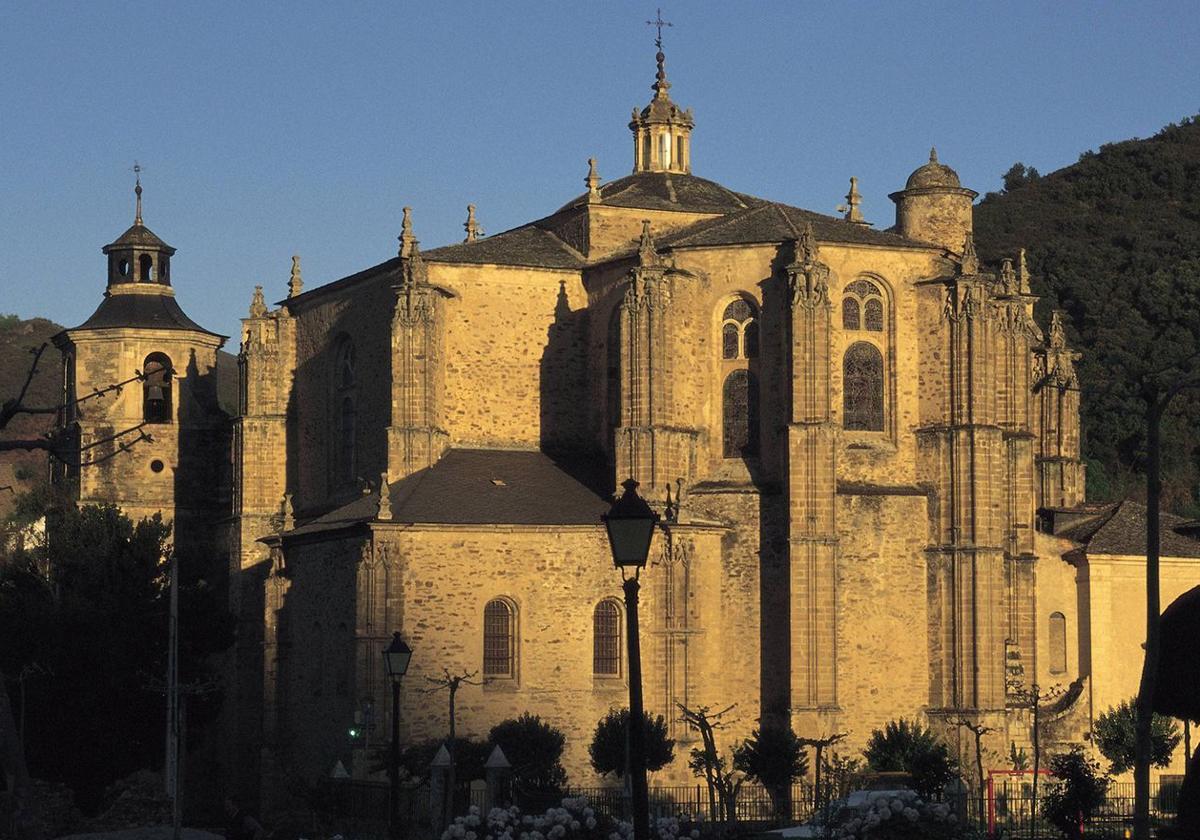La Colegiata de Santa María de Cluny es una de las principales representacones del estilo gótico y plateresco berciano