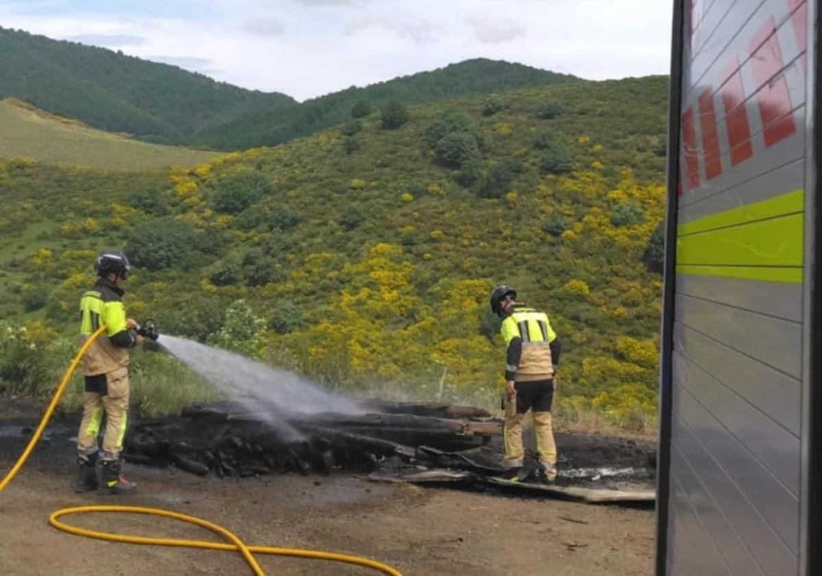 Imagen principal - Más imágenes de los bomberos de Cistierna apagando el incendio cercano al embalse de Riaño.