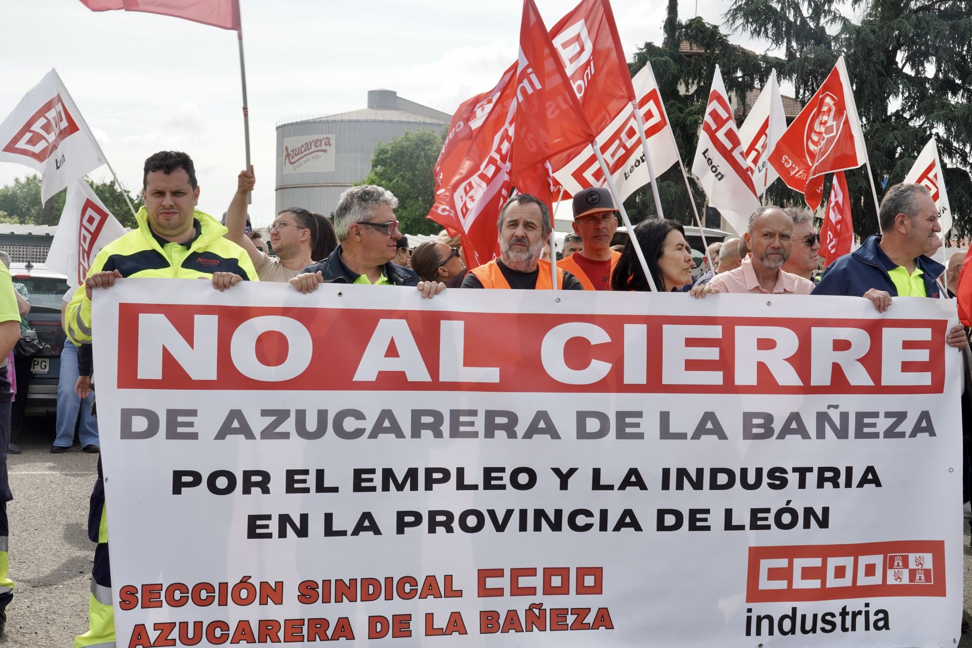 Los trabajadores afectados por el cierre de la planta de Azucarera de La Bañeza se concentran a las puertas de la fábrica