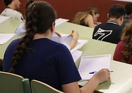 Una alumna realiza un examen de la PAU