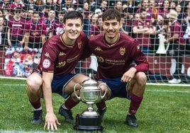Samu Mayo, a la derecha, con el título de campeones del grupo 1 de Segunda RFEF logrado con el Pontevedra.