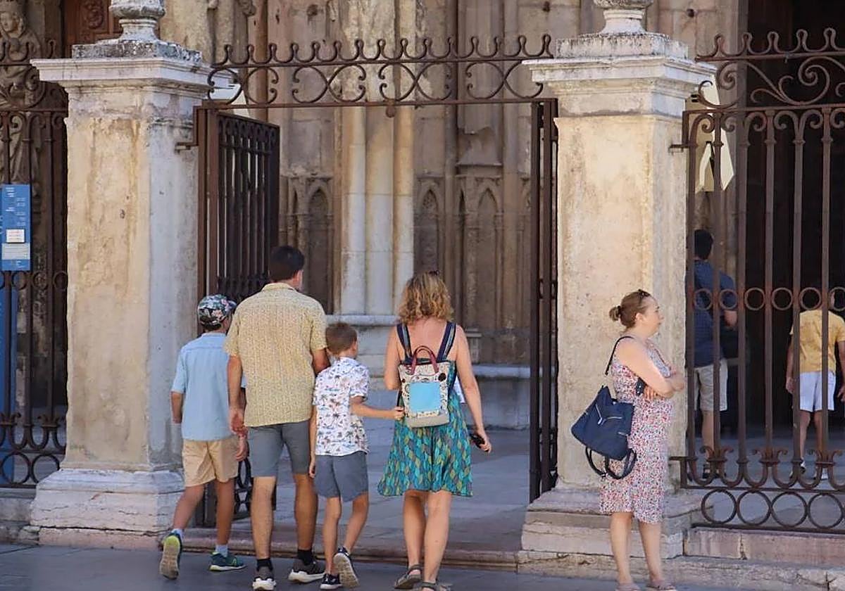Turistas frente a la Catedral de León.