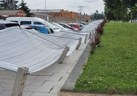 Los soportes, postes y vallas tumbados sobre los coches aparcados en la calle Gómez Salazar.