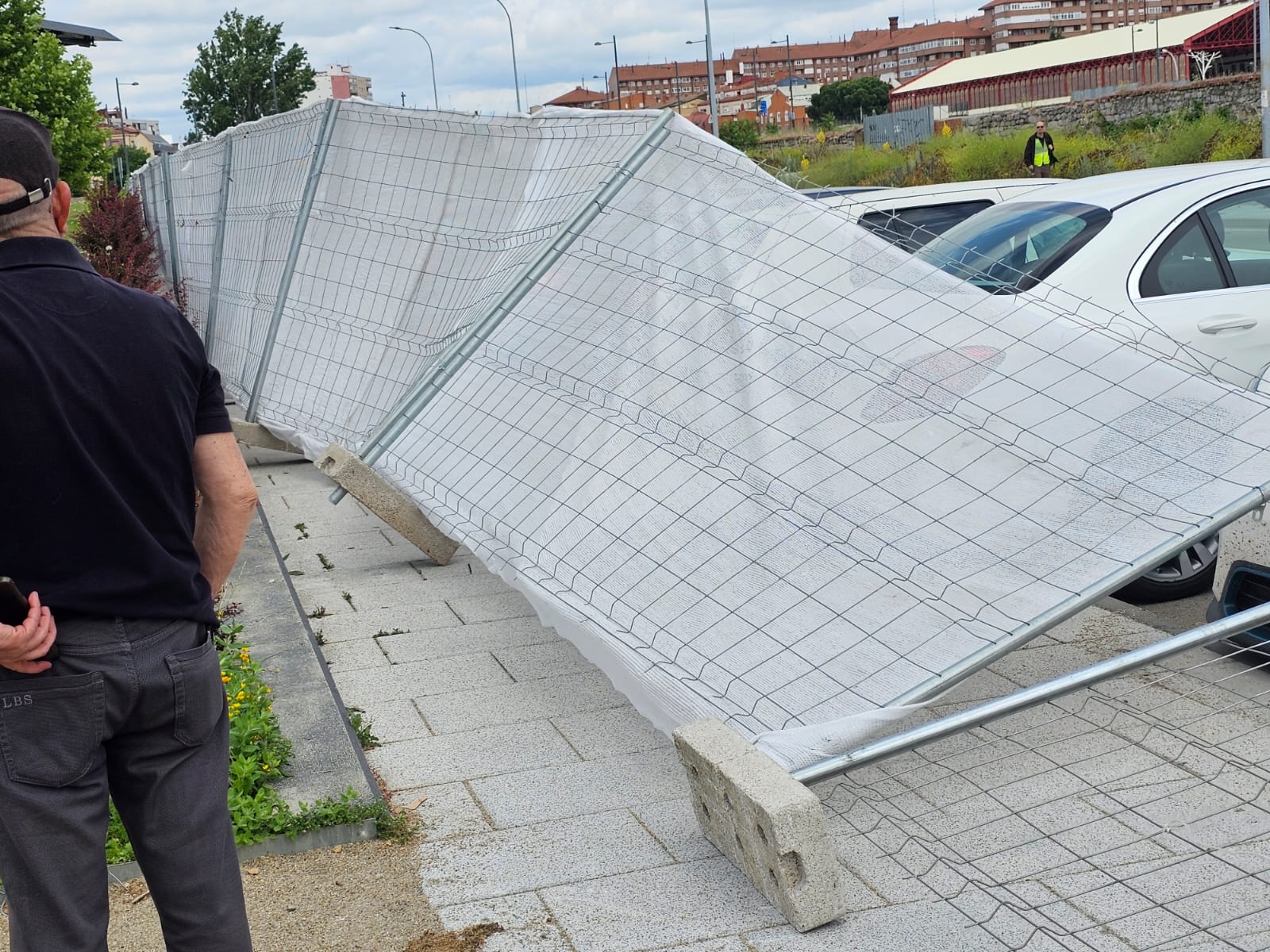 El viento tumba las vallas del Monoloco contra los coches