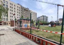 Obras en el parque de la Participación Ciudadana con una grua de fondo en un bloque de viviendas que se está comenzando a construir en la calle Juan Pablo II.