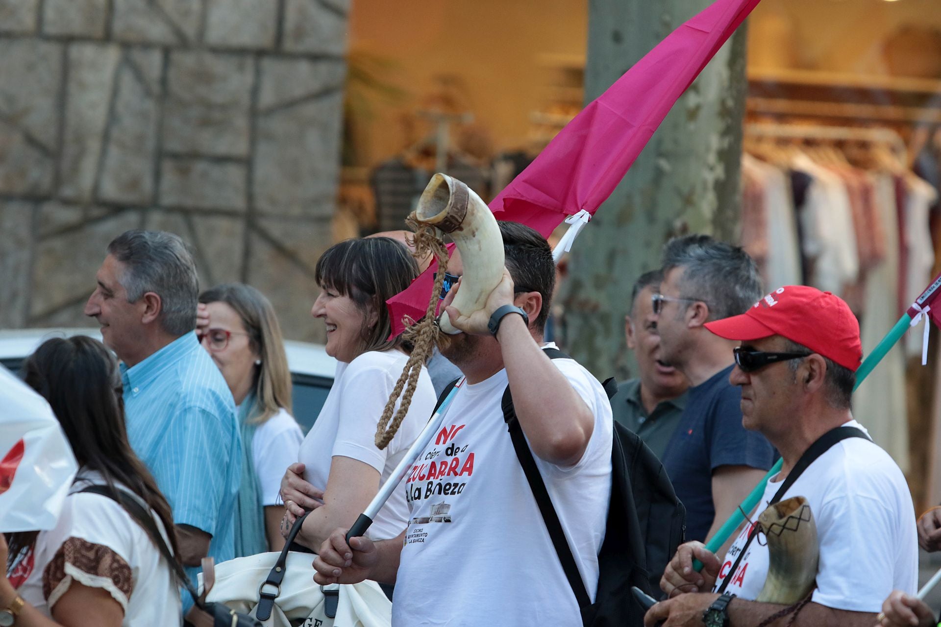 Las imágenes de la manifestación contra el cierre de Azucarera en León