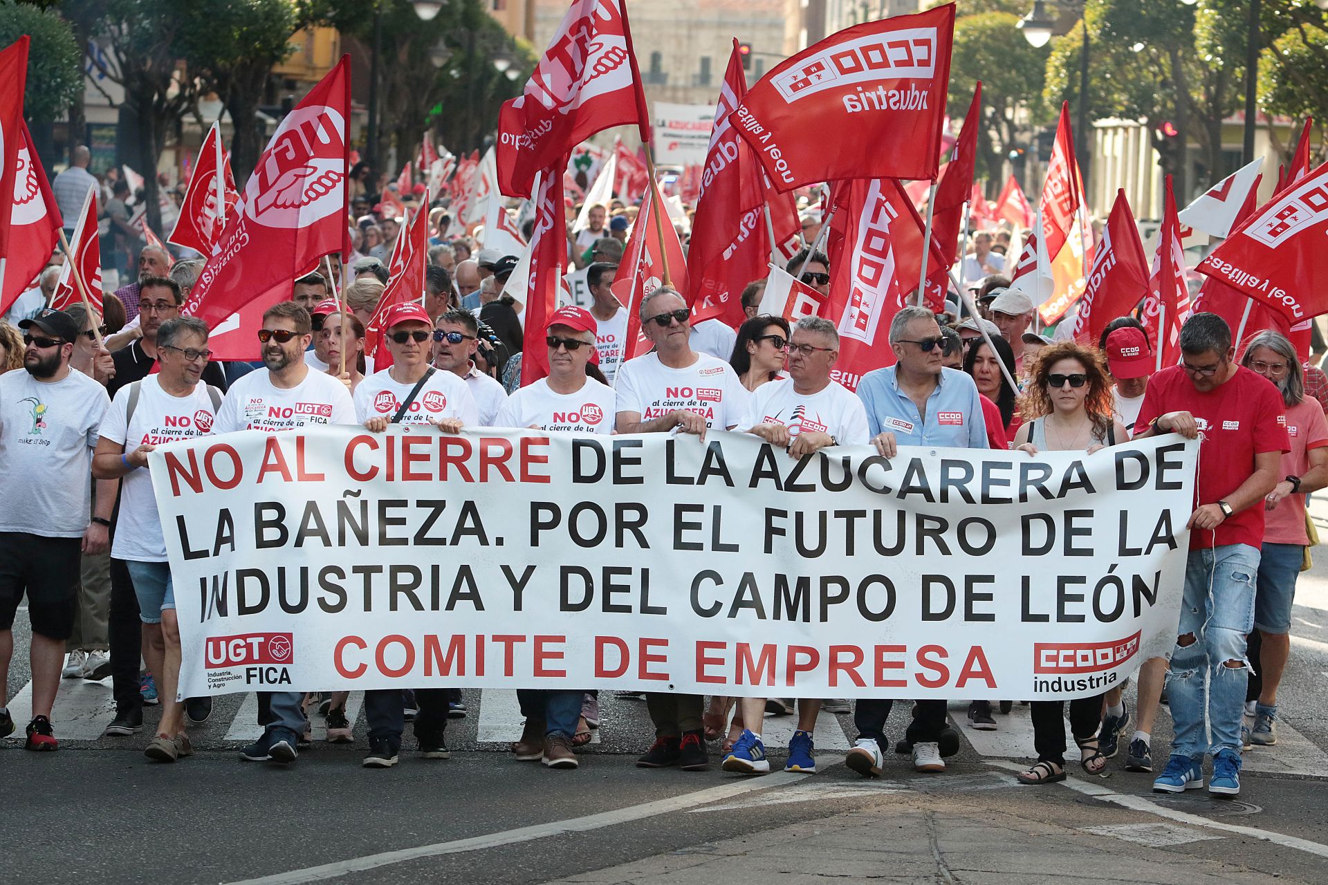 Las imágenes de la manifestación contra el cierre de Azucarera en León