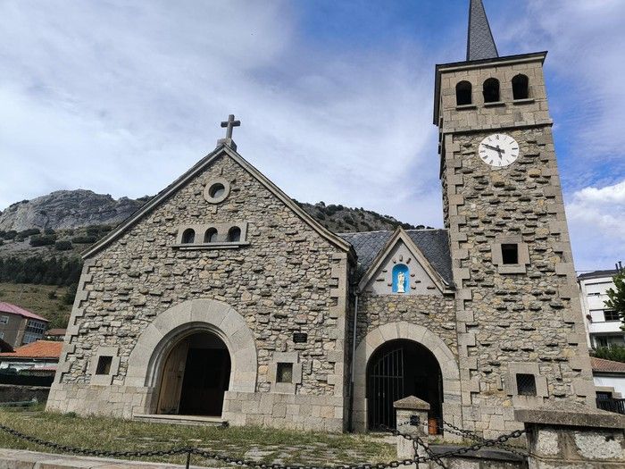 La iglesia de San Miguel Arcángel es una parroquia independiente desde 1956.