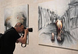 El director del Museo de Arte Contemporáneo de Castilla y León, Álvaro Rodríguez Fominaya, el artista Luis Moro y el comisario de la muestra, Fernando Castro, presentan la exposición 'El bramido de la Tierra'