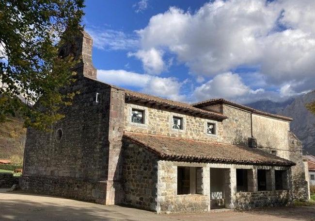 La iglesia de San Pedro Advíncula en Soto de Valdeón alberga un retrablo de gran valor.
