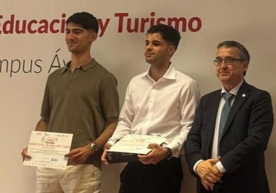 David Alegre González y Darío Álvarez González recogen el premio en el Campus de la Universidad de Salamanca en Ávila