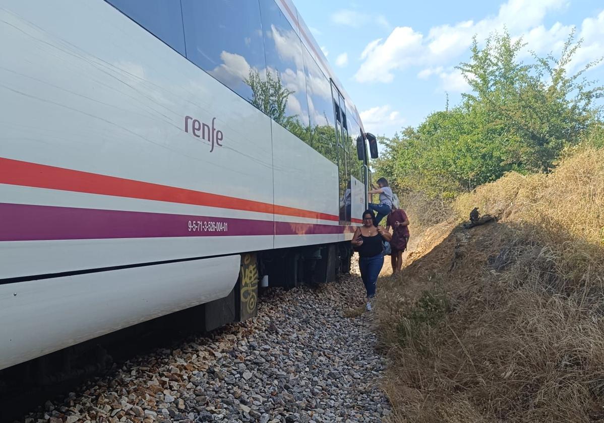 Pasajeros bajando del tren descarrilado entre Boñar y La Ercina.