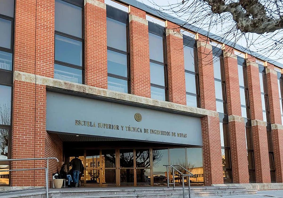 Entrada principal de la Escuela de Minas.