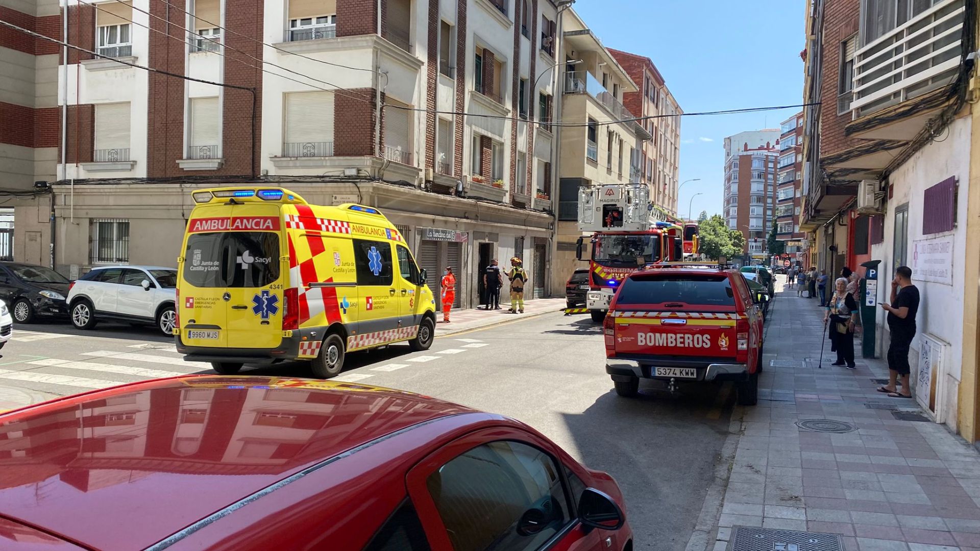 La intervención de los servicios de emergencias en una calle del centro de León
