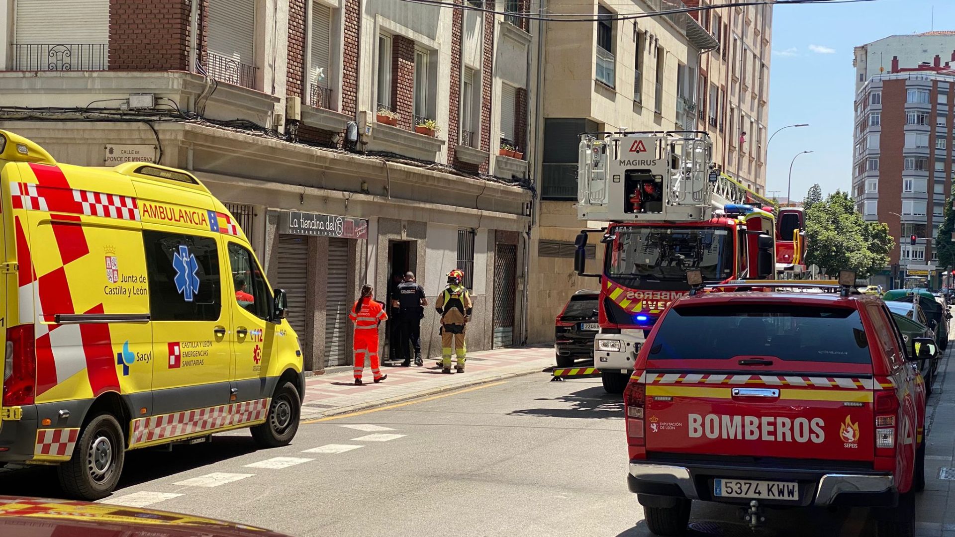 La intervención de los servicios de emergencias en una calle del centro de León