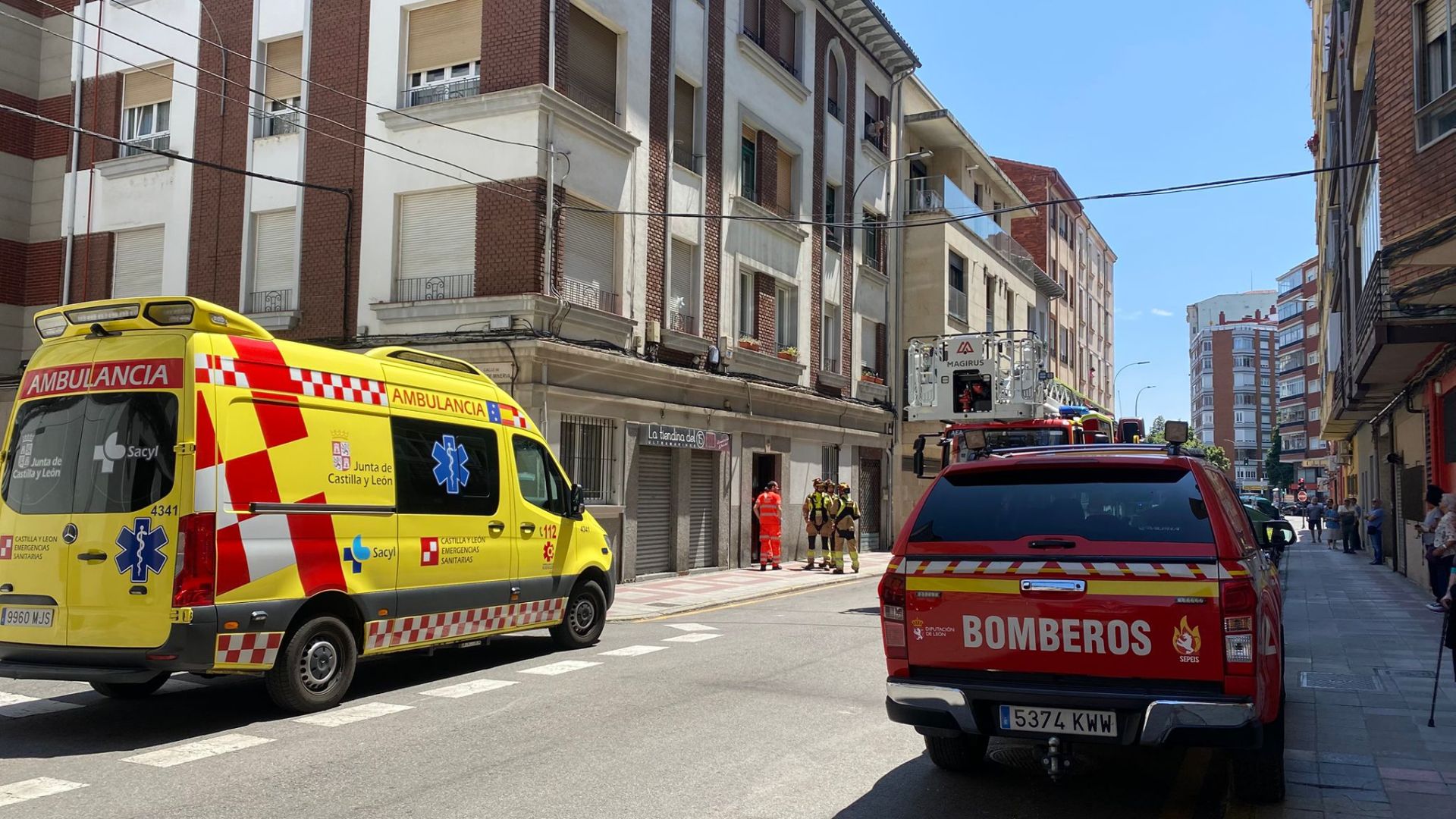 La intervención de los servicios de emergencias en una calle del centro de León