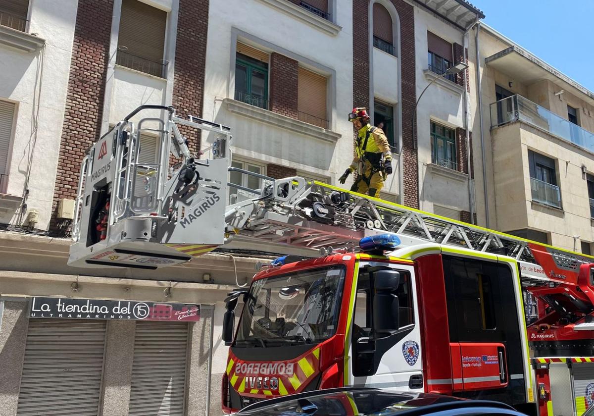 Bomberos de León planificando el acceso a la vivienda de la persona con problemas de salud que no podía abrir su puerta.