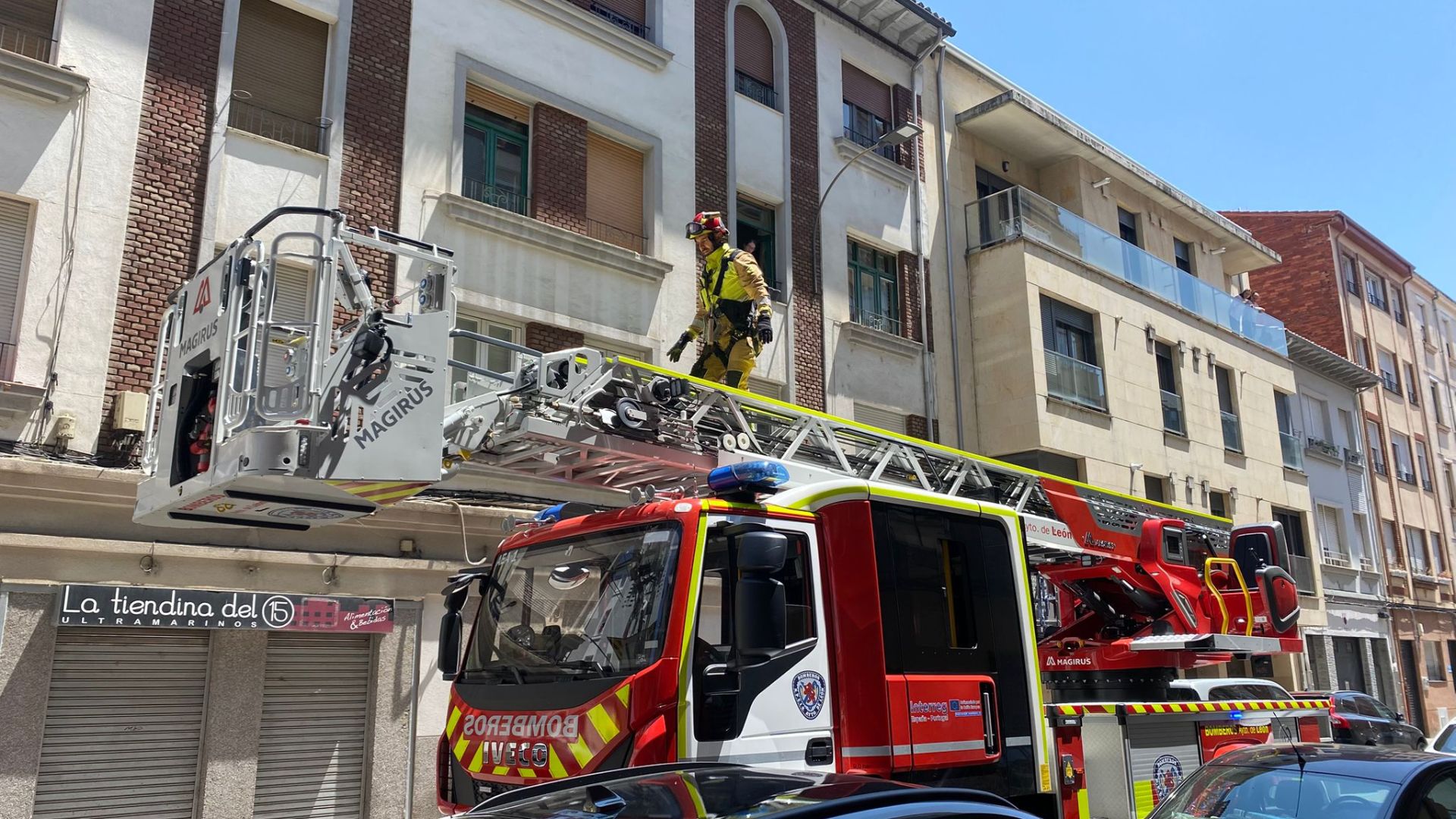 La intervención de los servicios de emergencias en una calle del centro de León
