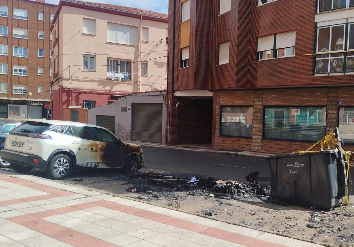 Los contenedores calcinados y un coche afectado por el fuego en Trobajo del Camino.