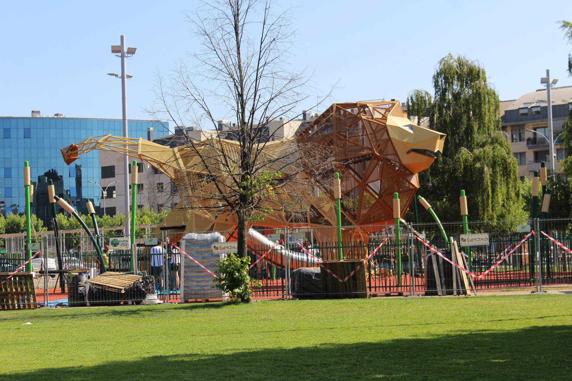 Últimos retoques del león gigante de los Pendones Leoneses