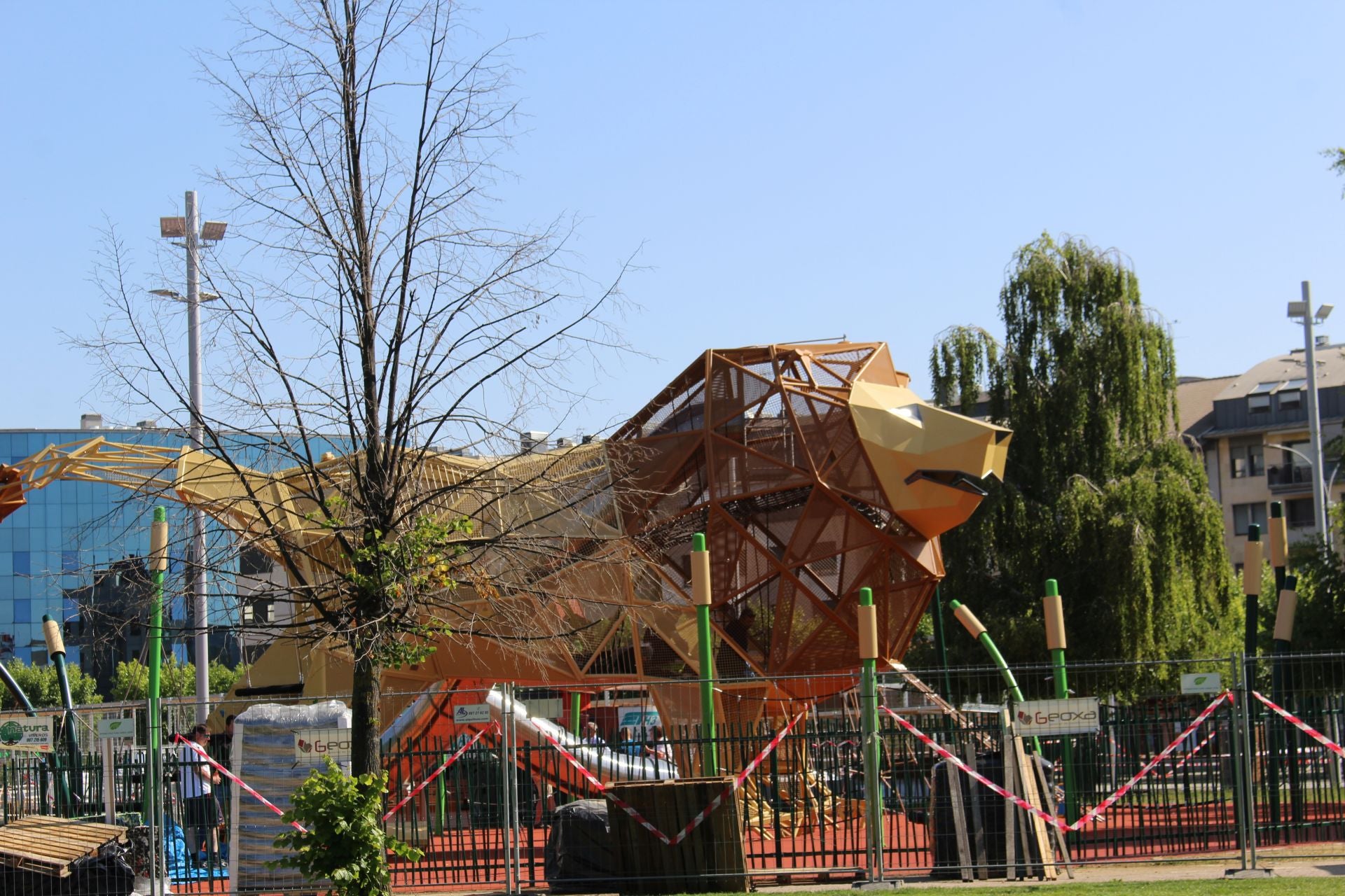 Últimos retoques del león gigante de los Pendones Leoneses