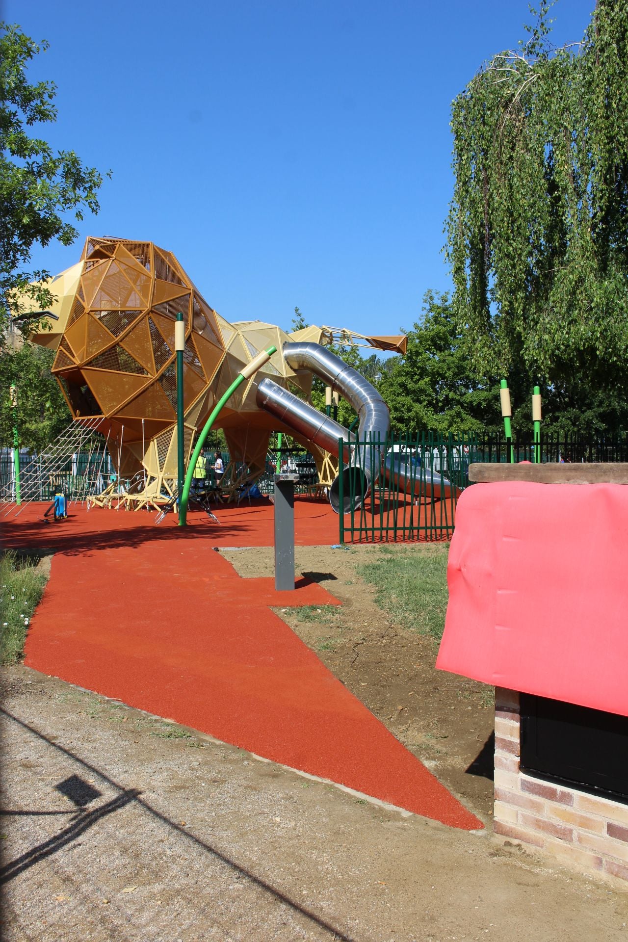 Últimos retoques del león gigante de los Pendones Leoneses
