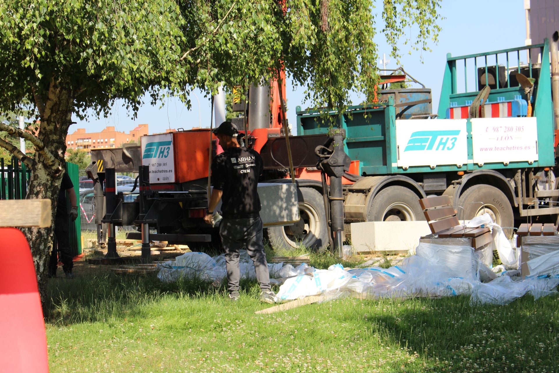 Últimos retoques del león gigante de los Pendones Leoneses