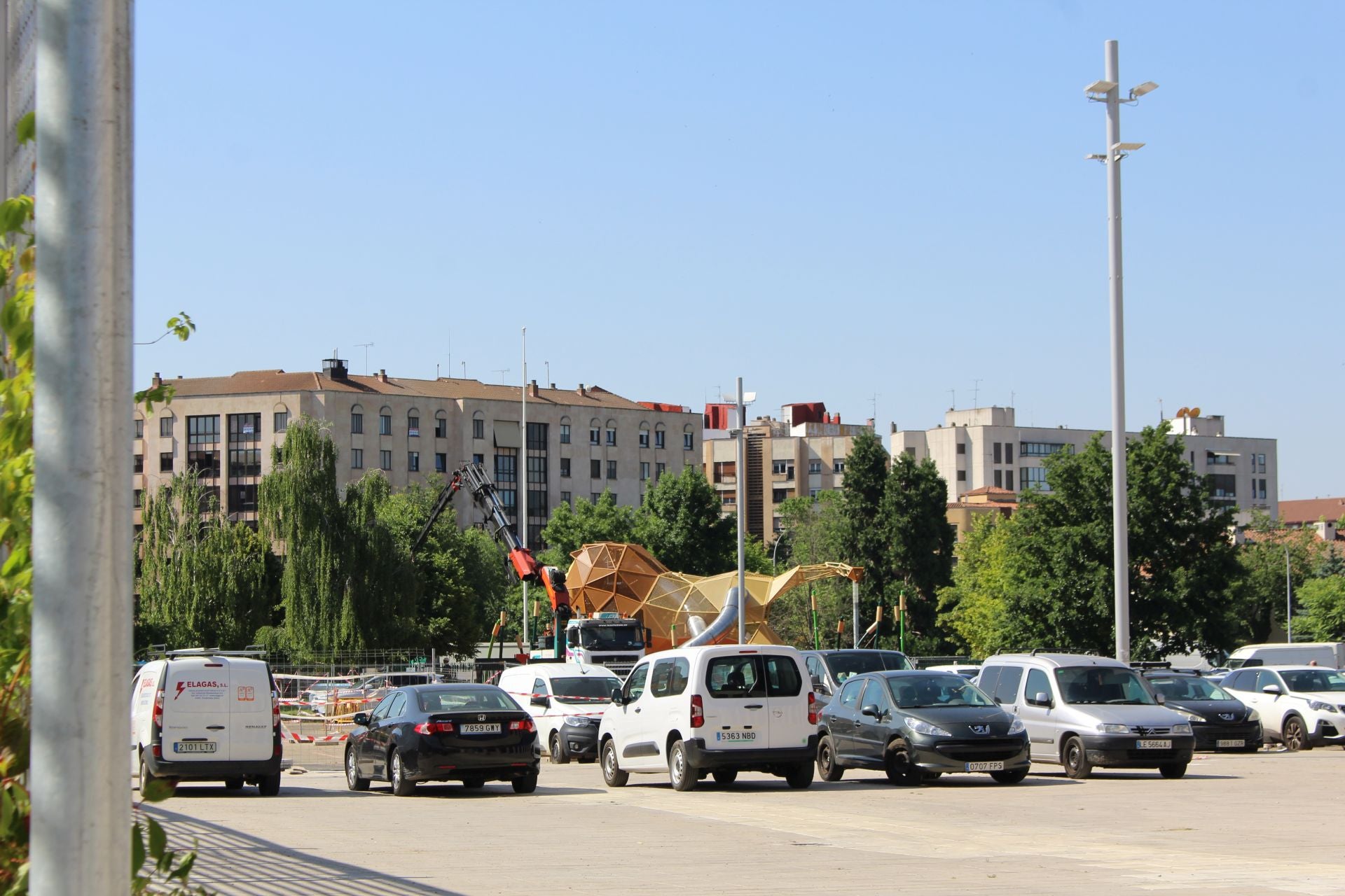 Últimos retoques del león gigante de los Pendones Leoneses