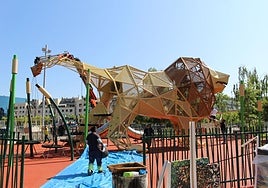 Últimos retoques del león gigante que está a punto de ser inaugurado en la explanada de los Pendones Leoneses.