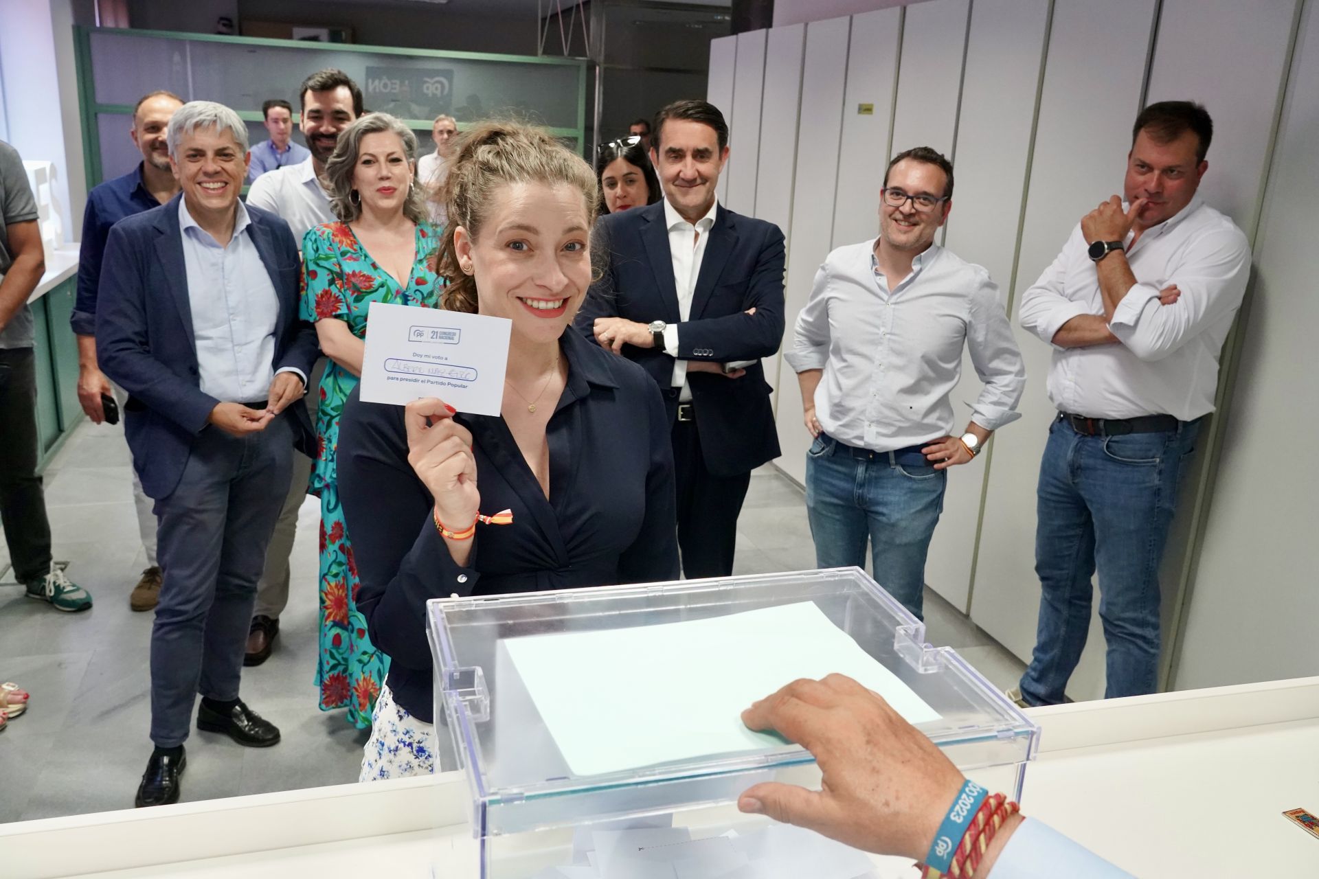 La presidenta del PP de León vota en las primarias del partido