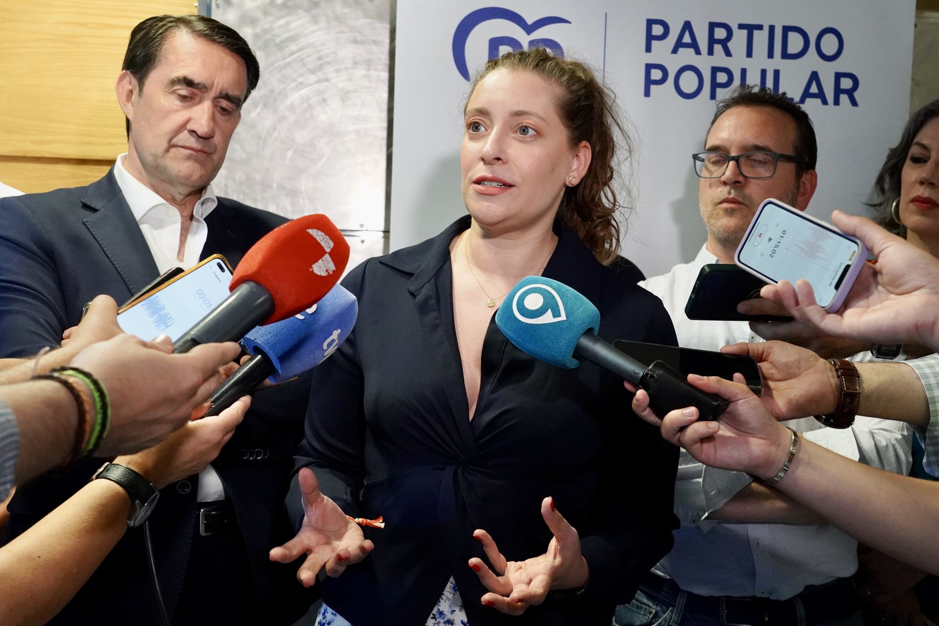 La presidenta del PP de León vota en las primarias del partido