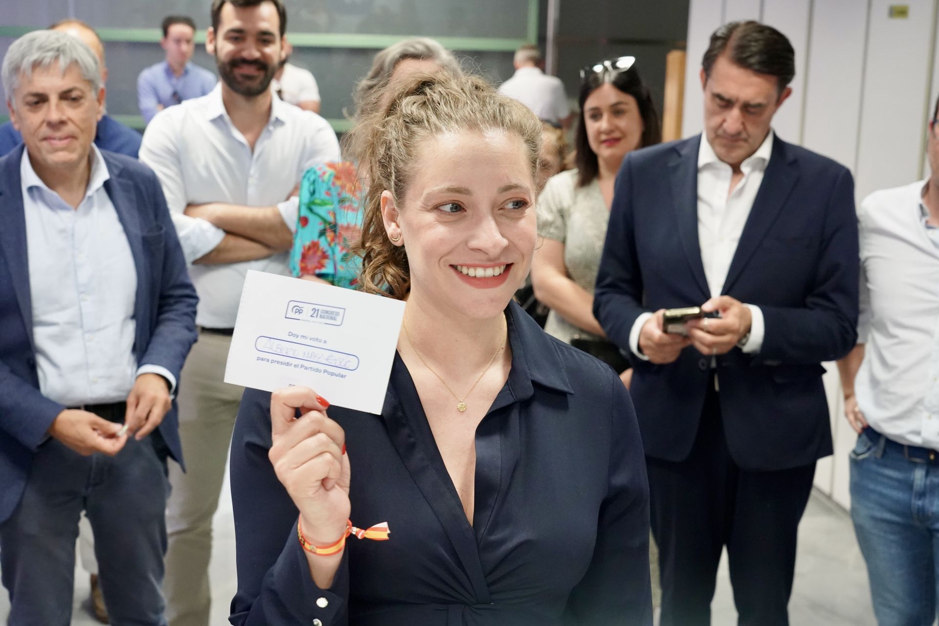 La presidenta del PP de León vota en las primarias del partido