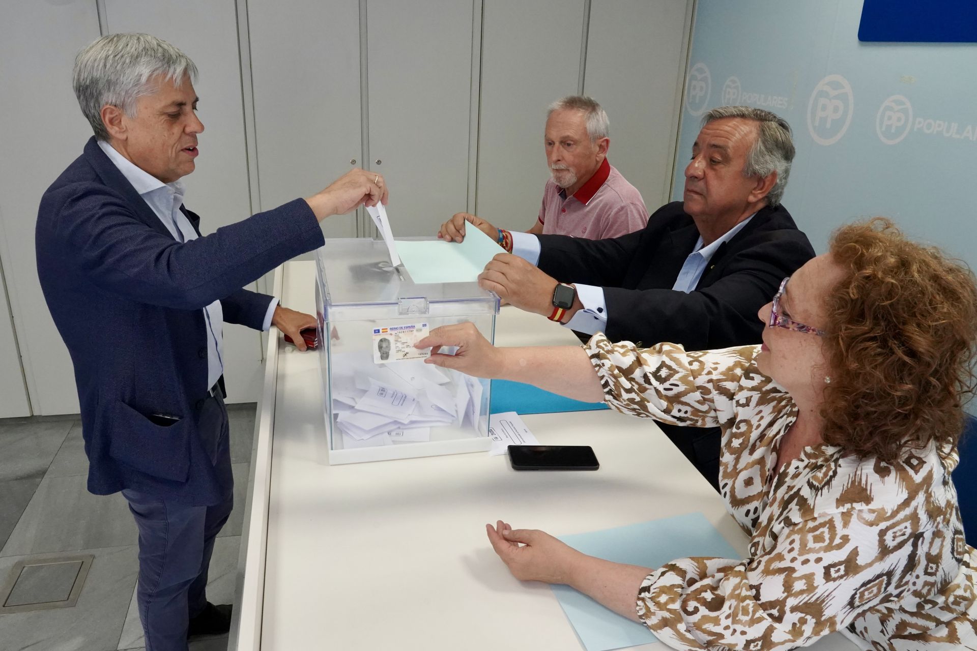 La presidenta del PP de León vota en las primarias del partido