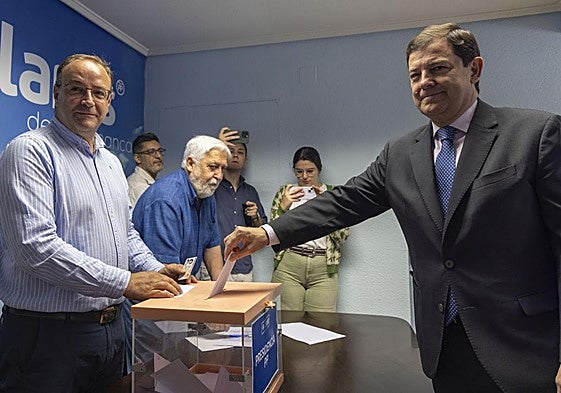 Alfonso Fernández Mañueco vota en las primarias del PP.