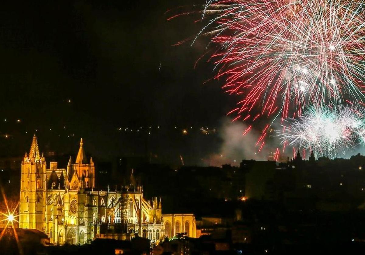 Imagen de la catedral de León con los fuegos artificilaes de fondo.