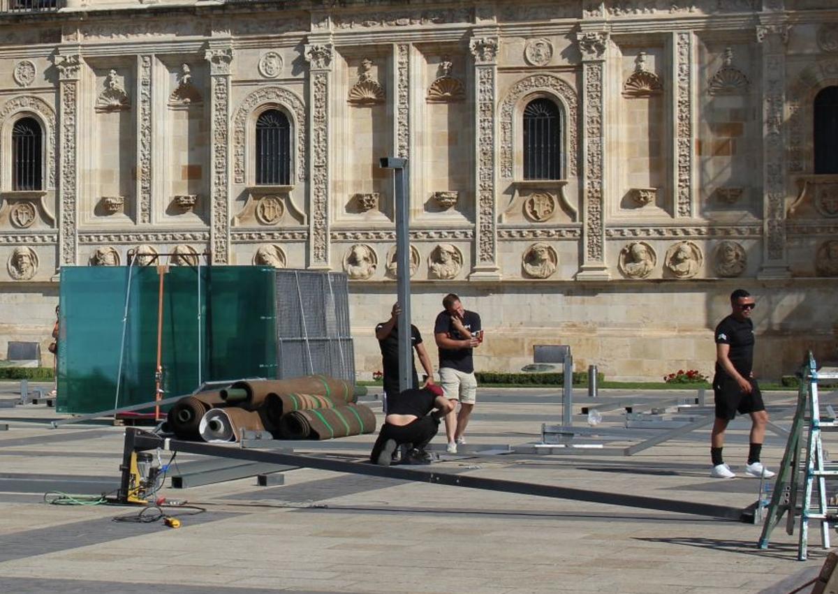 Imagen secundaria 1 - Una barra en el Jardín de San Francisco, el montaje de la pista de pádel en San Marcos y el aparcamiento disuasorio junto al edificio de la Junta cerrado.