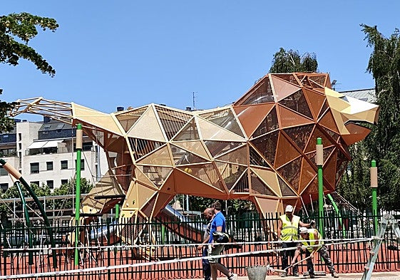 El león gigante ya casi listo para su inauguración.