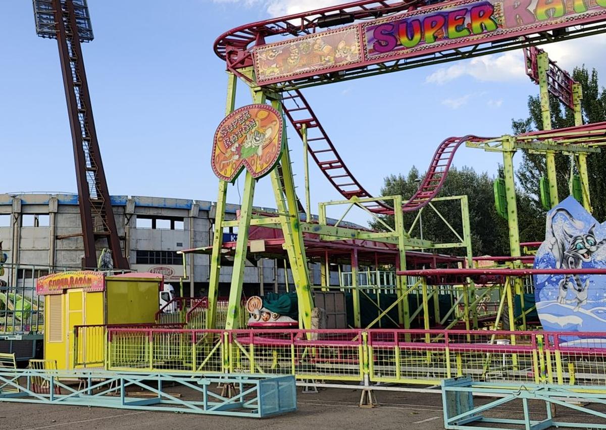 Imagen secundaria 1 - Montaje de la noria, la montaña rusa y el tren de la escoba, en los días previos a las fiestas de San Juan y San Pedro en León.