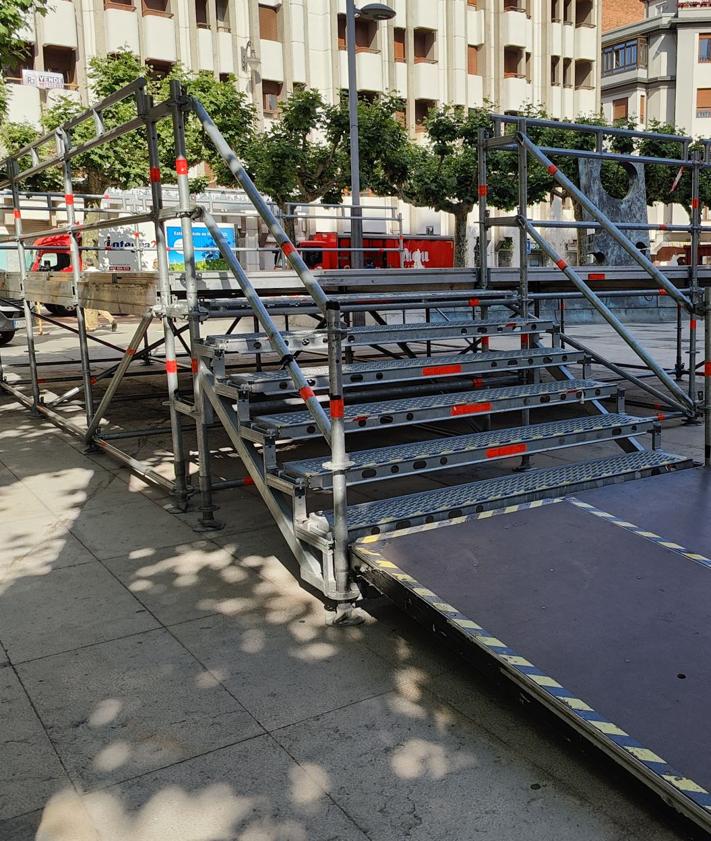 Imagen secundaria 2 - Escenarios preparados en las plazas de San Marcelo y Cortes Leonesas.