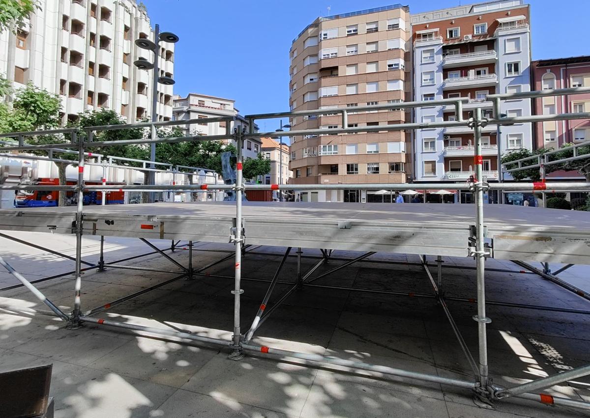 Imagen secundaria 1 - Escenarios preparados en las plazas de San Marcelo y Cortes Leonesas.