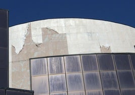 Una zona de la cubierta del edificio de la Junta en León donde se aprecian los desperfectos.