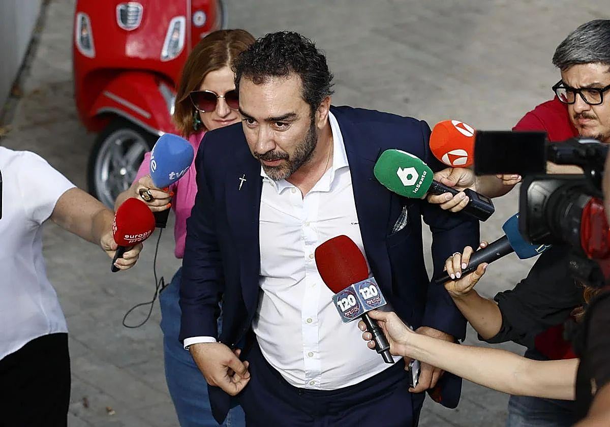 Víctor de Aldama escapa de los medios.