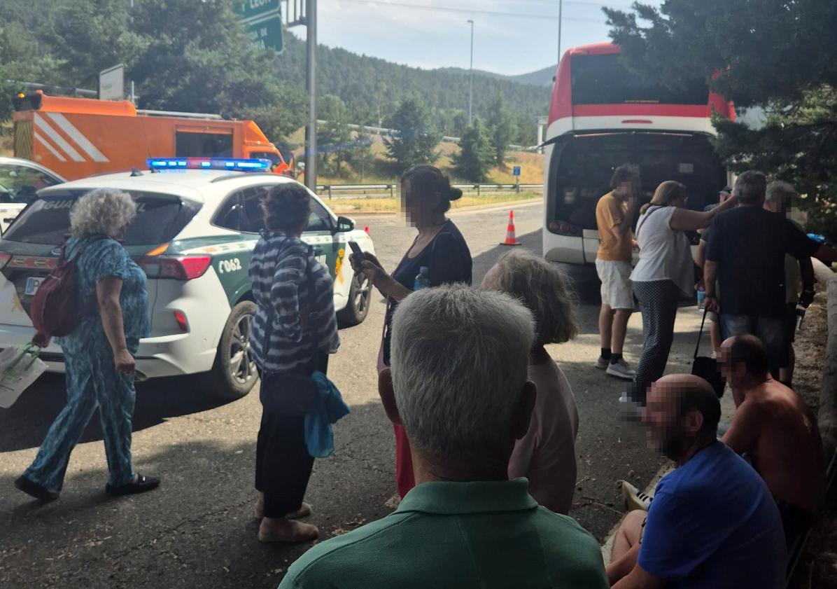Imagen principal - Un grupo leonés del Club de los 60 se queda 'tirado' tras viajar desde República Dominicana