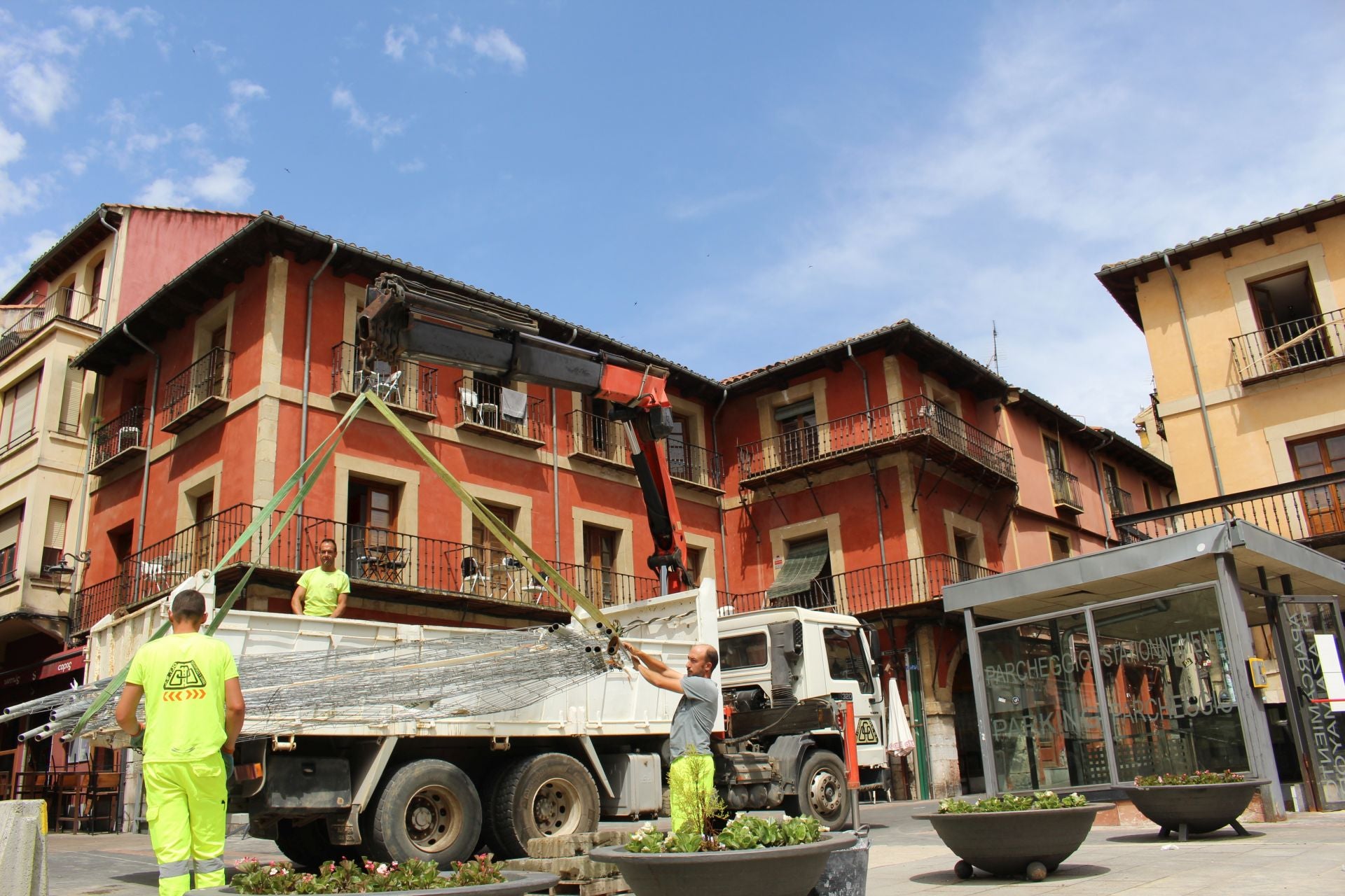 Obreros retiran los últimos elementos del vallado metálico en la plaza Mayor de León.