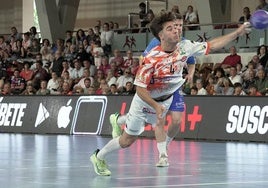 Un jugador del Abanca Ademar en un lanzamiento.