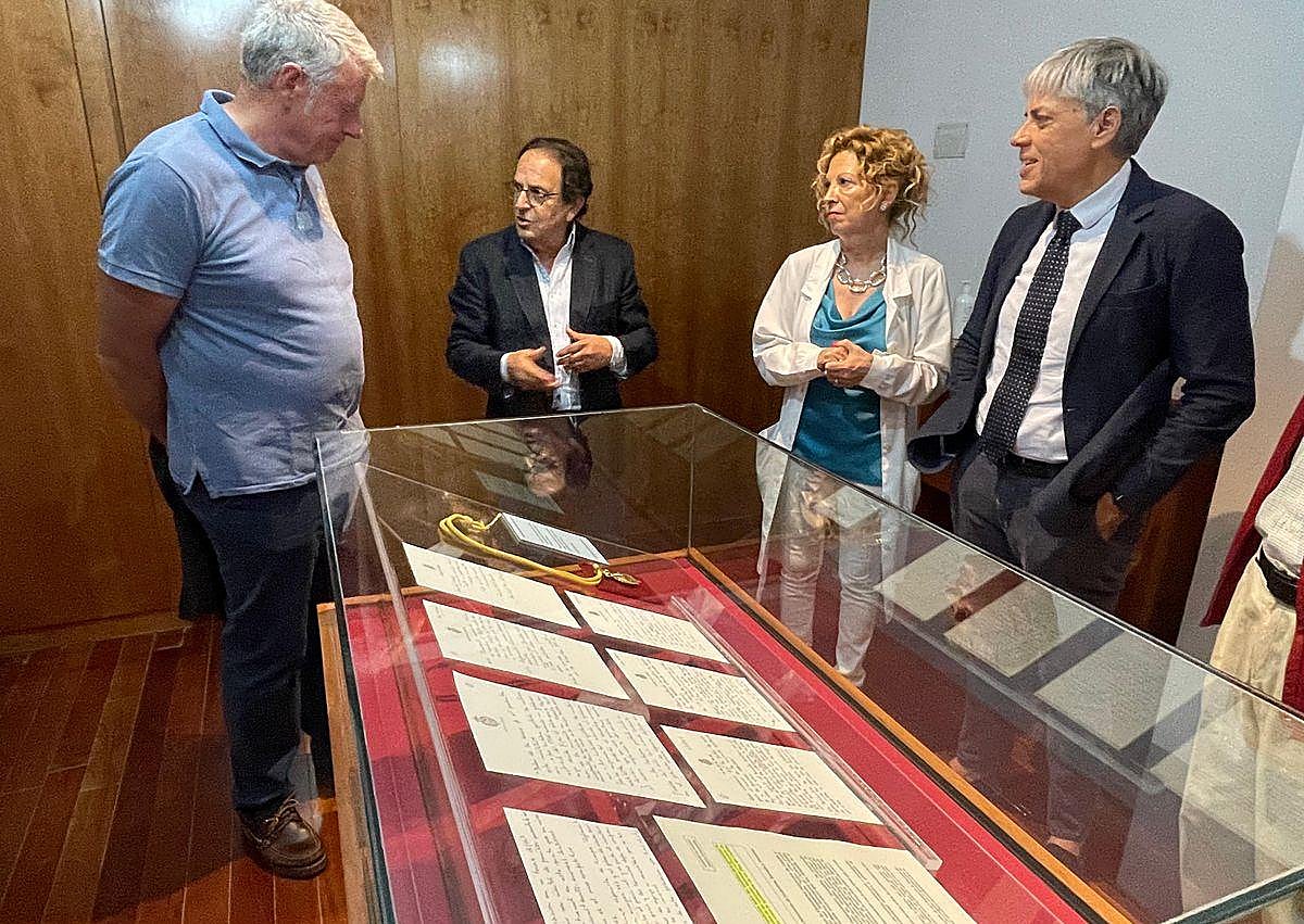 Imagen secundaria 1 - El Archivo Histórico Provincial expone &#039;Leoneses y política de Estado&#039; una muestra que recoge documentos desde las Cortes de Cádiz hasta la democracia